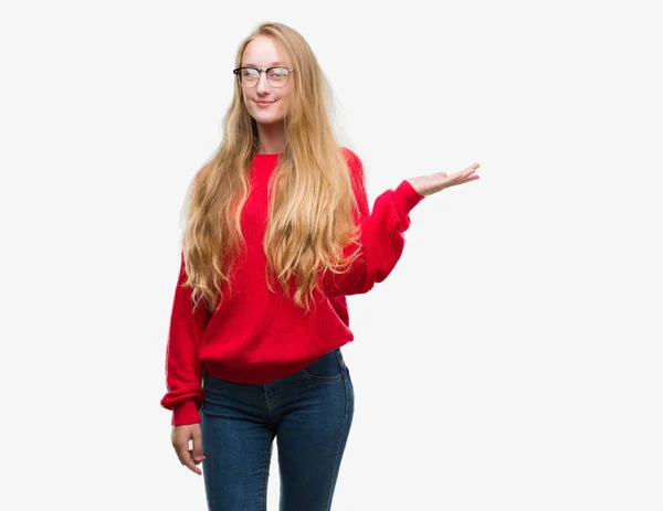카메라를 손바닥으로 가리키는 빨간색 스웨터를 — 스톡 사진