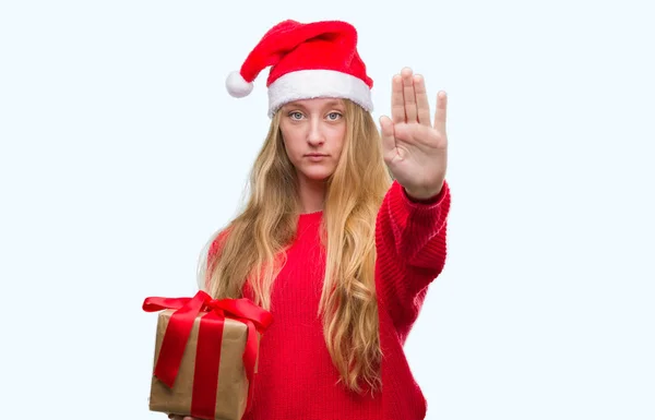 Blond Tonåring Kvinna Bär Jultomten Hatt Med Öppen Hand Gör — Stockfoto