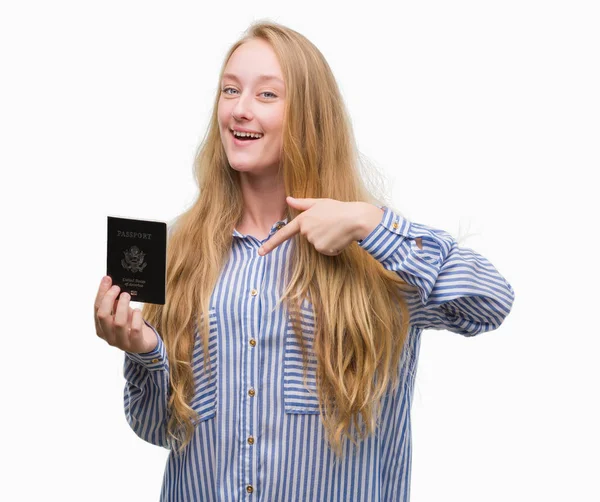 Mulher Adolescente Loira Segurando Passaporte Estados Unidos América Com Cara — Fotografia de Stock