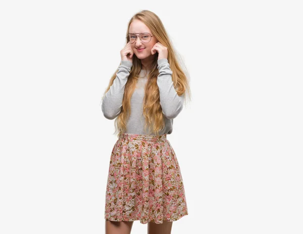 Блондинка Підліток Спідниці Квітами Покриває Вуха Пальцями Роздратованим Виразом Шуму — стокове фото