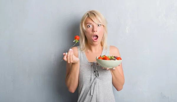 Adulto Mulher Caucasiana Sobre Grunge Parede Cinza Comer Salada Tomate — Fotografia de Stock