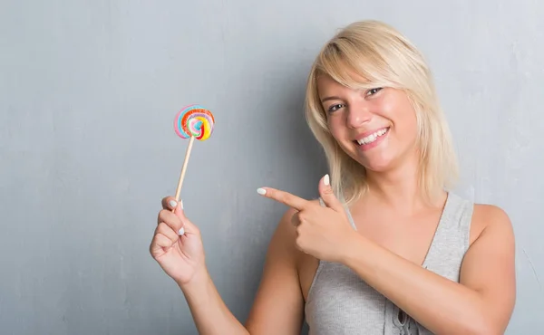 Caucásico Adulto Mujer Sobre Gris Grunge Pared Comer Caramelo Lollipop — Foto de Stock