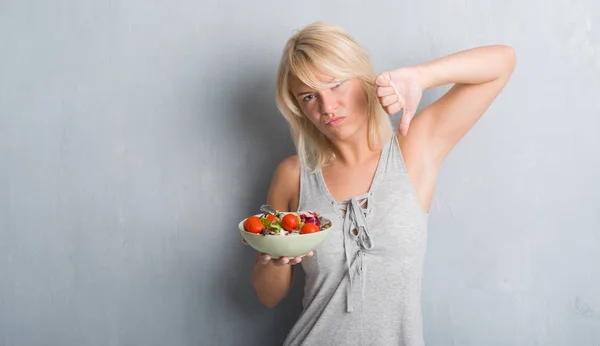 Volwassen Kaukasische Vrouw Grunge Grijs Muur Eten Tomatensalade Met Boos — Stockfoto