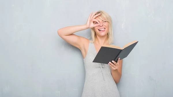 Caucasian Adult Woman Grey Grunge Wall Reading Book Happy Face — Stock Photo, Image