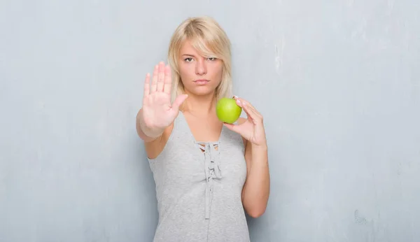 Mujer Caucásica Adulta Sobre Pared Gris Grunge Comiendo Manzana Verde —  Fotos de Stock