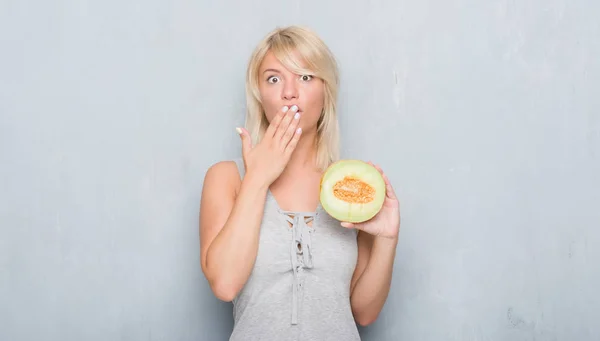 Mujer Caucásica Adulta Sobre Pared Gris Grunge Comiendo Melón Melón — Foto de Stock