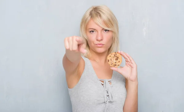 Kaukaski Kobieta Dorosłych Mur Szary Tło Jedzenie Czekolady Cooky Wskazując — Zdjęcie stockowe