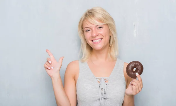 Mulher Adulta Branca Sobre Parede Grunge Cinza Comendo Donut Chocolate — Fotografia de Stock