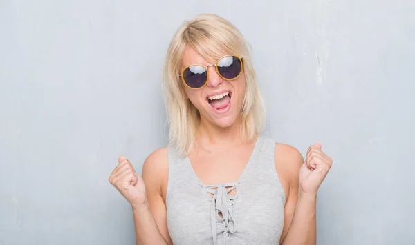 Mujer Caucásica Adulta Sobre Pared Gris Grunge Usando Gafas Sol —  Fotos de Stock