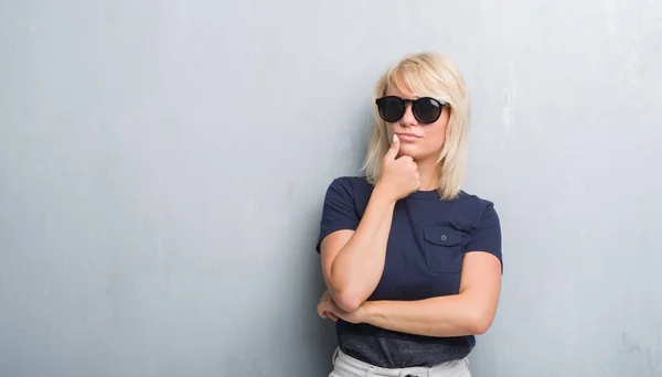 Mujer Caucásica Adulta Sobre Pared Gris Grunge Usando Gafas Sol —  Fotos de Stock