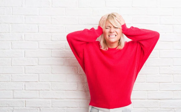 Mujer Caucásica Adulta Sobre Pared Ladrillo Blanco Que Usa Suéter — Foto de Stock