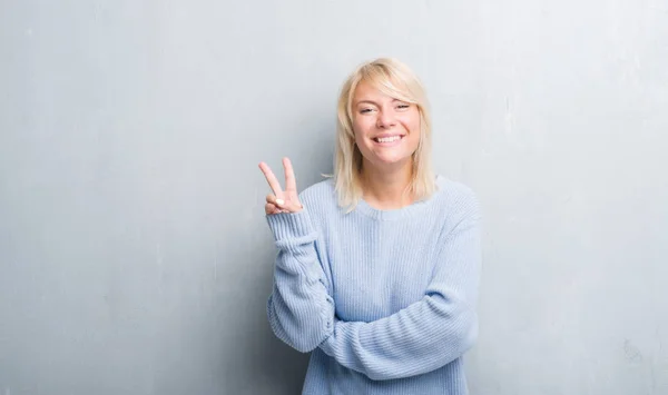 Mujer Caucásica Adulta Sobre Pared Gris Grunge Usando Suéter Invierno —  Fotos de Stock