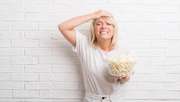 Yetişkin Beyaz Kadın Pop Corn Kafasına Ile Vurguladı Yeme Beyaz — Stok fotoğraf