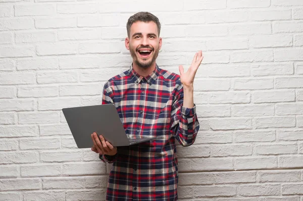 Hombre Adulto Joven Sobre Pared Ladrillo Usando Ordenador Portátil Muy — Foto de Stock