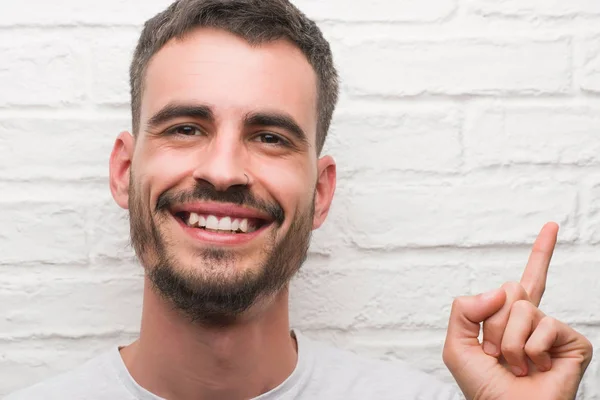 Joven Hombre Adulto Pie Sobre Pared Ladrillo Blanco Muy Feliz — Foto de Stock