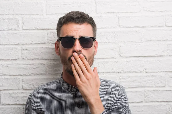 Junger Erwachsener Mann Mit Sonnenbrille Der Über Weißem Ziegelmauerwerk Steht — Stockfoto