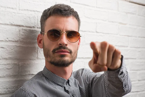 Jonge Volwassen Man Dragen Zonnebril Permanent Witte Bakstenen Muur Met — Stockfoto