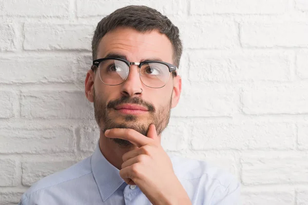 Joven Hombre Negocios Adulto Pie Sobre Pared Ladrillo Blanco Cara — Foto de Stock