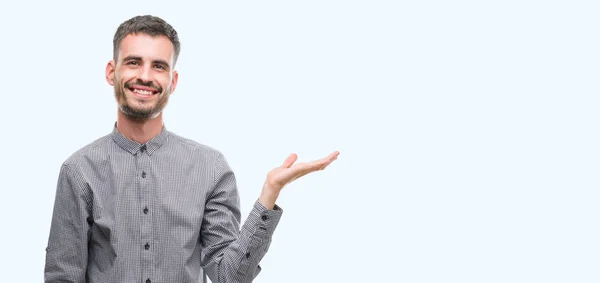 Homem Jovem Hipster Sorrindo Alegre Apresentando Apontando Com Palma Mão — Fotografia de Stock