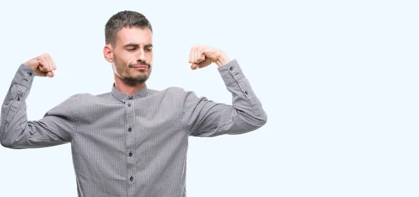 Joven Hombre Hipster Mostrando Los Músculos Los Brazos Sonriendo Orgulloso — Foto de Stock