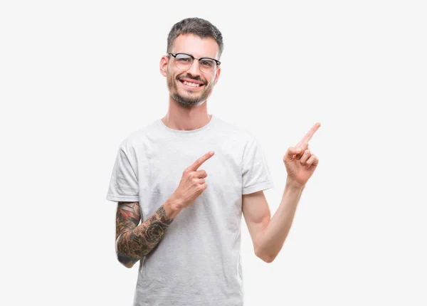Joven Hombre Adulto Tatuado Sonriendo Mirando Cámara Apuntando Con Dos — Foto de Stock