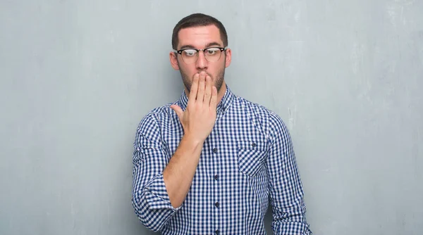 Joven Hombre Negocios Caucásico Sobre Gris Grunge Pared Cubrir Boca —  Fotos de Stock