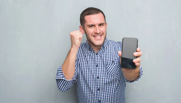Genç Beyaz Adam Gri Grunge Duvar Gösteren Boş Ekran Smartphone — Stok fotoğraf
