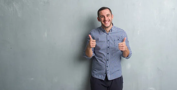 Joven Hombre Caucásico Sobre Gris Signo Éxito Pared Grunge Haciendo —  Fotos de Stock