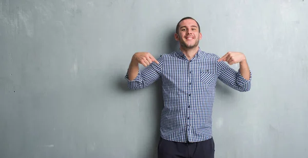 Young Caucasian Man Grey Grunge Wall Looking Confident Smile Face — Stock Photo, Image