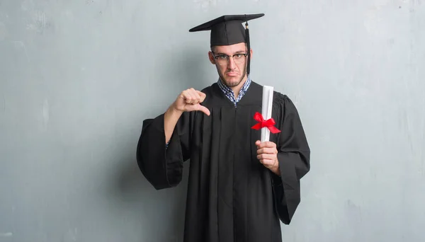 Junger Kaukasischer Mann Über Grauer Grunge Wand Uniform Mit Hochschulabschluss — Stockfoto