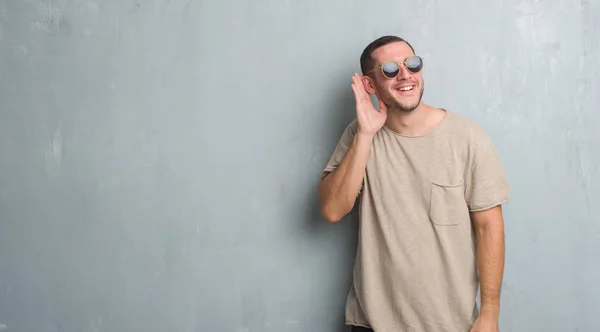 Hombre Caucásico Joven Sobre Pared Gris Grunge Usando Gafas Sol —  Fotos de Stock