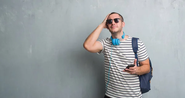 Joven Estudiante Caucásico Sobre Pared Gris Grunge Usando Auriculares Usando —  Fotos de Stock