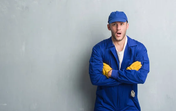 Kaukasische Jongeman Grijs Grunge Muur Dragen Mechanic Uniform Bang Schok — Stockfoto