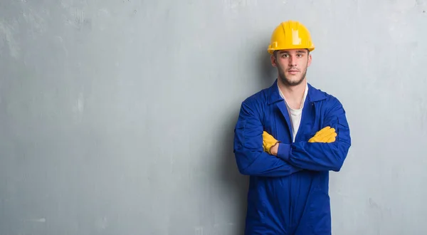 Kaukasische Jongeman Grijs Grunge Muur Dragen Aannemer Uniform Veiligheidshelm Met — Stockfoto