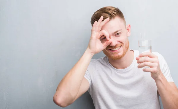 Junger Rothaariger Mann Über Grauer Grunge Wand Trinkt Wasser Mit — Stockfoto