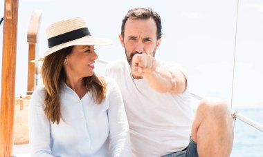 Kamera ve size, el işareti, pozitif ve kendinden emin bir jest ön parmak ile işaret Yelkenli üzerinde seyahat orta yaş kaç