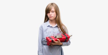 Genç sarışın çocuk holding dinamit bomba acımak yüz ciddi düşünüyorum üstünde kendine güvenen bir ifade ile