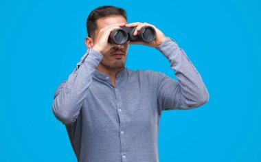 Acımak yüz ciddi düşünüyorum üstünde kendine güvenen bir ifade ile dürbün üzerinden baktığımda yakışıklı genç