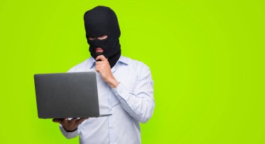 Bilgisayar dizüstü ciddi bir yüz düşünme hakkında soru, çok karışık bir fikir bir holding iş hacker adamı
