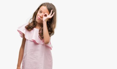 Gülümseyen, parmakları ile mutlu yüz üzerinden seyir göz el ile ok jest yapıyor pembe elbise esmer Latin kız.