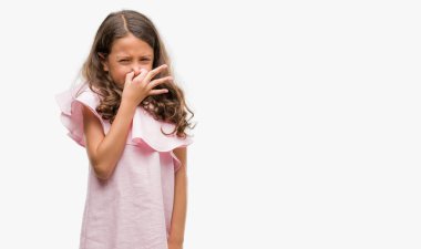 Bir şey pis ve iğrenç kokulu pembe elbise, dayanılmaz koku, holding nefes parmak ile burnuna giyen esmer Latin kız. Kötü kokuyor kavramı.