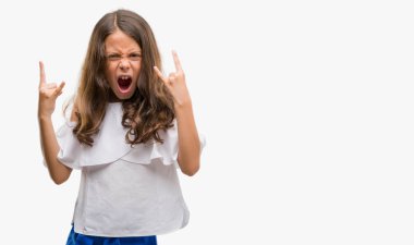 Esmer İspanyol kız deli ifade rock simge elle yapıyor ile bağırarak. Müzik yıldızı. Ağır kavramı.