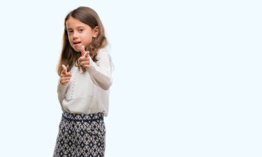 Esmer İspanyol kız kameraya mutlu ve komik suratla parmakları işaret. İyi enerji ve vibes.