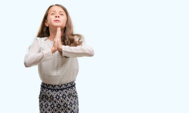 Esmer İspanyol kız yalvarıyor ve umut ifade yüzünde çok duygusal ve endişe ile birlikte elleriyle dua. Bağışlanmak. Din kavramı.