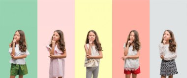 Kolaj esmer İspanyol kız çene düşünme hakkında soru, dalgın ifade üzerine el ile farklı kıyafetler giyiyor. Düşünceli yüzüyle gülümsüyor. Şüphe kavramı.