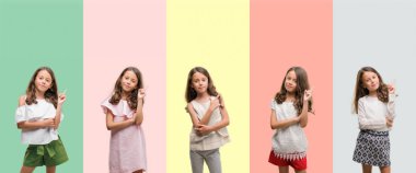 Kameraya bakarak yan el ve parmak ile işaret yüzünde, kocaman bir gülümseme ile farklı kıyafetler giymiş esmer İspanyol kız kolaj.