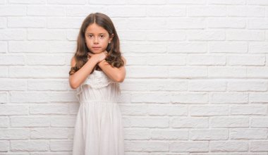 Genç İspanyol çocuk için beyaz tuğla duvar bağırarak ve çünkü boğmak acı kendi ellerimle öldürürüm. Sağlık sorunu. Yaralarından ve intihar kavramı.