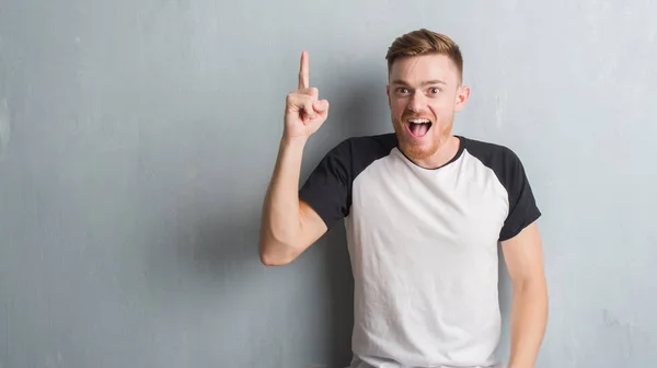 Young Redhead Man Grey Grunge Wall Pointing Finger Successful Idea — Stock Photo, Image