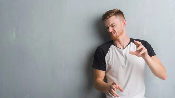 Jeune Homme Rousse Sur Mur Gris Grunge Expression Dégoûtée Mécontent — Photo