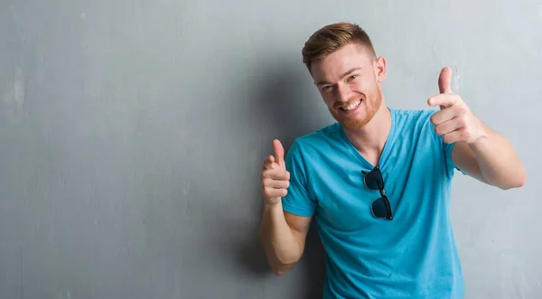 Young Redhead Man Grey Grunge Wall Wearing Casual Outfit Pointing — Stock Photo, Image